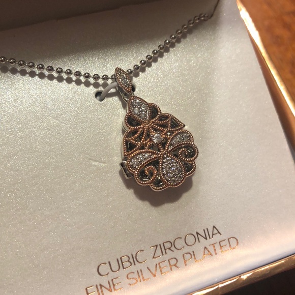 Lily & Lace Fine Silver Plated necklace/locket - Picture 2 of 3